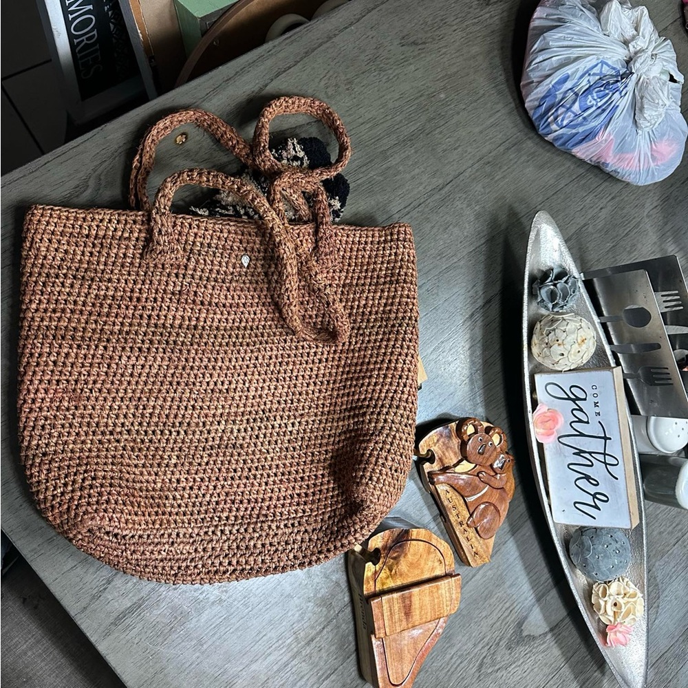 LAST CHANCE BAG‼️ Helen Kaminski Tan Woven Tote Bag with Textured Design